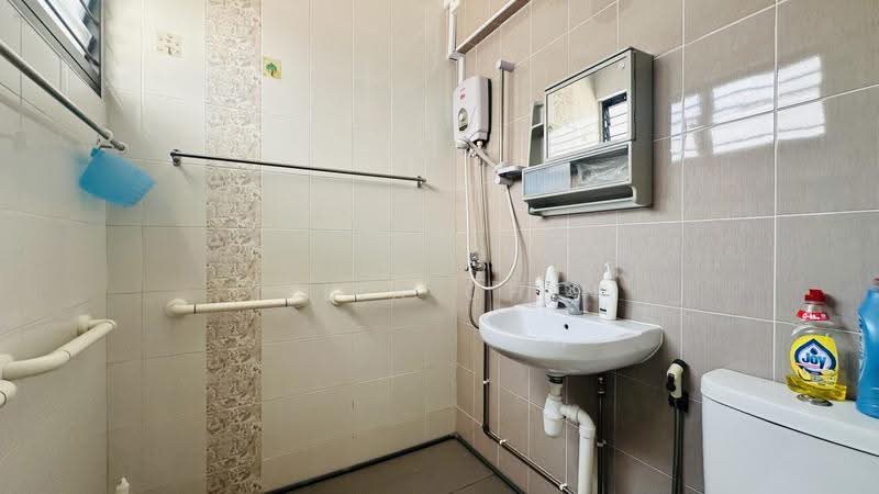 462 Tampines Street 44, 462 Tampines Street 44, Pasir Ris / Tampines, 3 Bedrooms, 904 sqft, HDB Flat For Sale, by Tilia Chin, 500249407 - Bathroom - PropertyGuru.com.sg