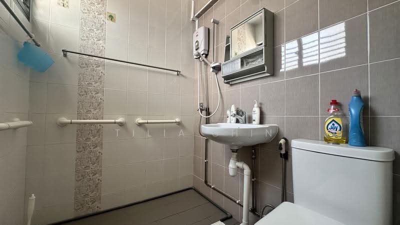 462 Tampines Street 44, 462 Tampines Street 44, Pasir Ris / Tampines, 3 Bedrooms, 904 sqft, HDB Flat For Sale, by Tilia Chin, 500249407 - Bathroom - PropertyGuru.com.sg
