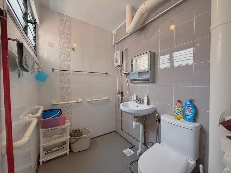 462 Tampines Street 44, 462 Tampines Street 44, Pasir Ris / Tampines, 3 Bedrooms, 904 sqft, HDB Flat For Sale, by Tilia Chin, 500249407 - Bathroom - PropertyGuru.com.sg