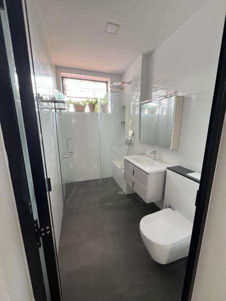 Goldhill Gardens, Goldhill Avenue, Newton / Novena, 5 Bedrooms, 3,200 sqft, Corner Terrace For Rent, by Iris Liew, 500249416 - Master Bathroom - PropertyGuru.com.sg