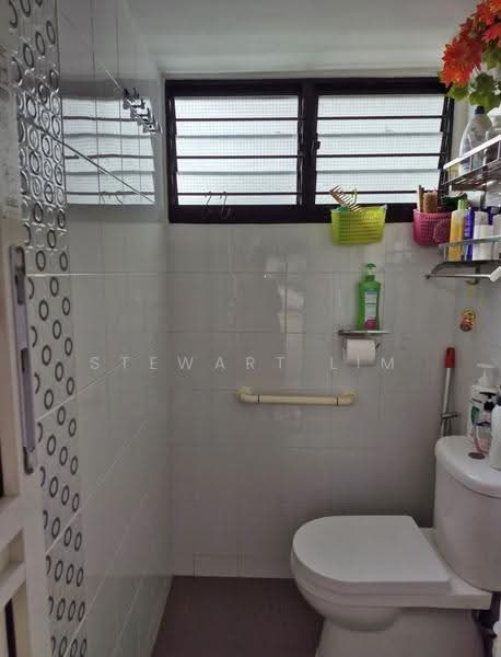 309 Hougang Avenue 5, 309 Hougang Avenue 5, Hougang / Punggol / Sengkang, 2 Bedrooms, 721 sqft, HDB Flat For Rent, by Stewart Lim, 500249442 - Bathroom - PropertyGuru.com.sg