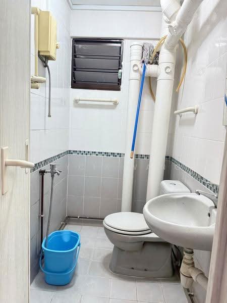 729 Yishun Street 71, 729 Yishun Street 71, Sembawang / Yishun, 2 Bedrooms, 688 sqft, HDB Flat For Rent, by Alycia Wang, 500249454 - Bathroom - PropertyGuru.com.sg