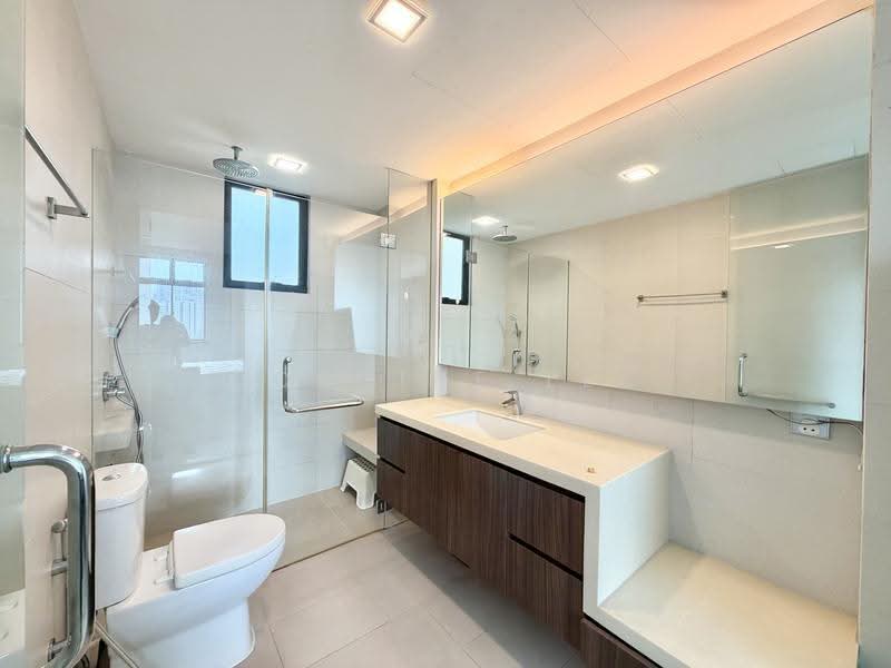Spring Grove, 53 Grange Road, Tanglin / Holland / Bukit Timah, 2 Bedrooms, 1,012 sqft, Condominium For Sale, by Corrine Lee, 500249487 - Bathroom - PropertyGuru.com.sg