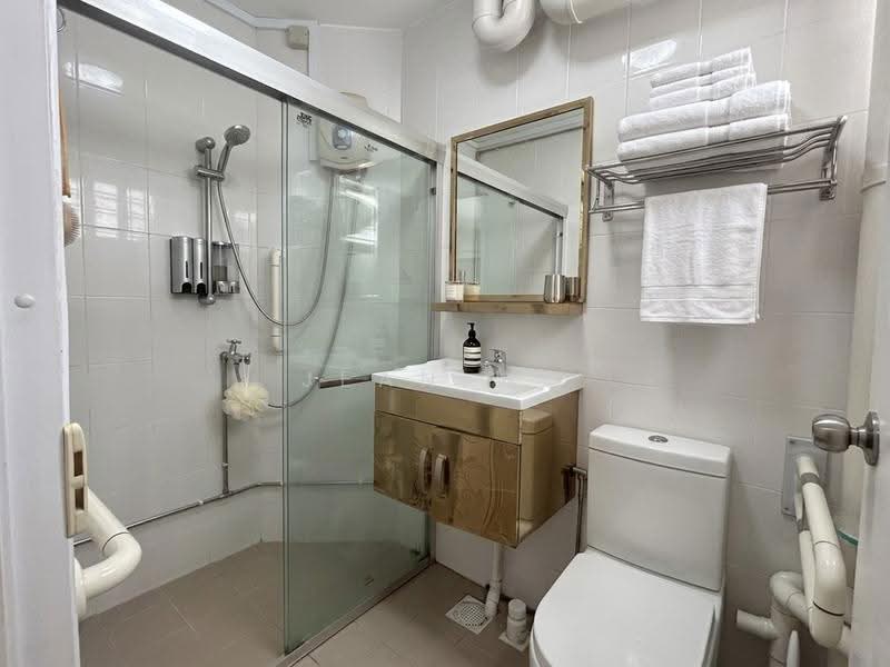 305 Jurong East Street 32, 305 Jurong East Street 32, Boon Lay / Jurong / Tuas, 3 Bedrooms, 1,302 sqft, HDB Flat For Sale, by Jean Wu, 500249531 - Bathroom - PropertyGuru.com.sg