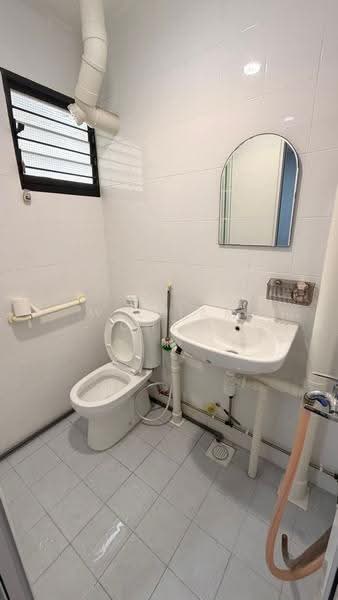 575 Ang Mo Kio Avenue 10, 575 Ang Mo Kio Avenue 10, Ang Mo Kio / Bishan / Thomson, 2 Bedrooms, 721 sqft, HDB Flat For Rent, by William Chew, 500249610 - Bathroom - PropertyGuru.com.sg