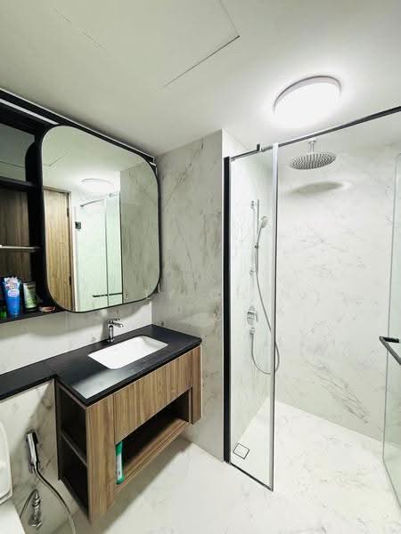 Sceneca Residence, Tanah Merah Kechil Link, Bedok / Upper East Coast, 3 Bedrooms, 1,119 sqft, Condominium For Rent, by Ally Chin, 500249622 - Master Bedroom Bathroom - PropertyGuru.com.sg