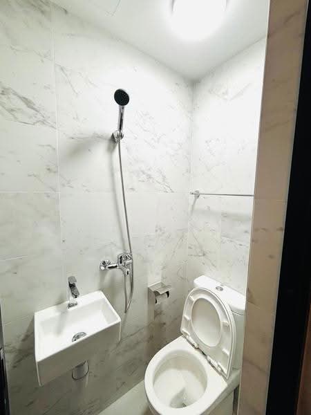 Sceneca Residence, Tanah Merah Kechil Link, Bedok / Upper East Coast, 3 Bedrooms, 1,119 sqft, Condominium For Rent, by Ally Chin, 500249622 - Kitchen Bathroom - PropertyGuru.com.sg
