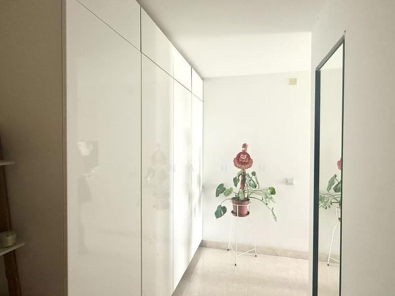 Eight Riversuites, 2 Whampoa East, Balestier / Toa Payoh, 2 Bedrooms, 840 sqft, Condominium For Sale, by Fiona Han, 500249635 - Foyer with storage - PropertyGuru.com.sg