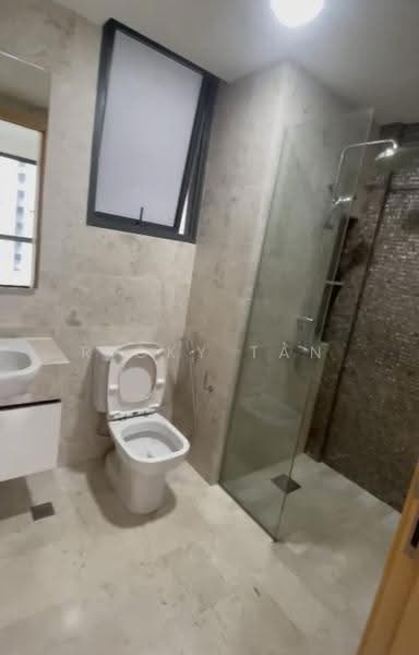 La Fiesta, 60 Sengkang Square, Hougang / Punggol / Sengkang, 1 Bedroom, 452 sqft, Condominium For Sale, by Ricky Tan, 500249649 - Bathroom - PropertyGuru.com.sg