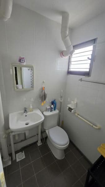 374 Clementi Avenue 4, 374 Clementi Avenue 4, Buona Vista / West Coast / Clementi New Town, 2 Bedrooms, 732 sqft, HDB Flat For Rent, by Paul Wee, 500249657 - Bathroom - PropertyGuru.com.sg