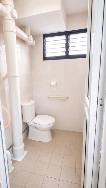 410 Bedok North Avenue 2, 410 Bedok North Avenue 2, Bedok / Upper East Coast, 2 Bedrooms, 990 sqft, HDB Flat For Sale, by Rachel Yap, 500249700 - Bathroom - PropertyGuru.com.sg
