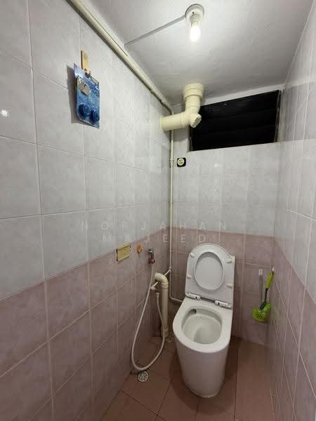 73 Geylang Bahru, 73 Geylang Bahru, Balestier / Toa Payoh, 2 Bedrooms, 635 sqft, HDB Flat For Sale, by Norjahan Majeed, 500249702 - Bathroom - PropertyGuru.com.sg