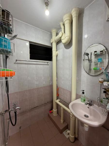 73 Geylang Bahru, 73 Geylang Bahru, Balestier / Toa Payoh, 2 Bedrooms, 635 sqft, HDB Flat For Sale, by Norjahan Majeed, 500249702 - Bathroom - PropertyGuru.com.sg