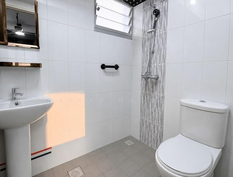 95B Henderson Road, 95B Henderson Road, Alexandra / Commonwealth, 2 Bedrooms, 732 sqft, HDB Flat For Sale, by Dallas Hassan, 500249792 - Bathroom - PropertyGuru.com.sg