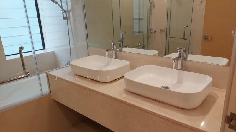 Regency Park, 11 Nathan Road, Tanglin / Holland / Bukit Timah, 4 Bedrooms, 3,648 sqft, Condominium For Rent, by Juanita Quek, 500249825 - Bathroom - PropertyGuru.com.sg