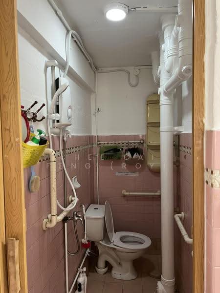 100 Commonwealth Crescent, 100 Commonwealth Crescent, Alexandra / Commonwealth, Room Rental, 80 sqft, HDB Flat For Rent, by Chee Cai Feng (Roy), 500249872 - Bathroom - PropertyGuru.com.sg