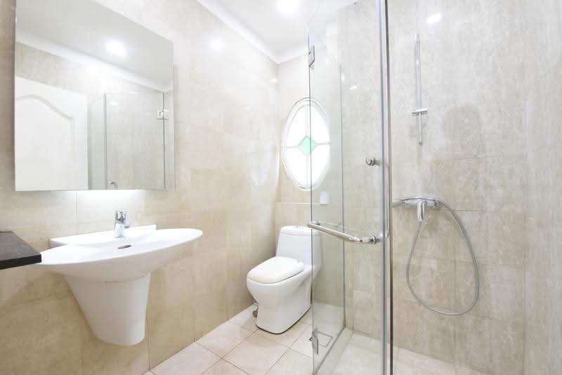Gentle Villas, 71 Gentle Drive, Newton / Novena, 5 Bedrooms, 7,382 sqft, Detached House For Rent, by Desmond Low, 500249964 - Bathroom - PropertyGuru.com.sg