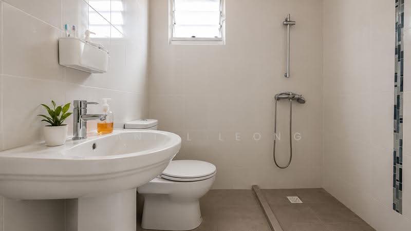 451B Sengkang West Way, 451B Sengkang West Way, Seletar / Yio Chu Kang, 3 Bedrooms, 990 sqft, HDB Flat For Sale, by Daniel Leong, 500249972 - Bathroom - PropertyGuru.com.sg