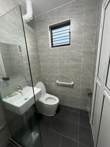 749 Jurong West Street 73, 749 Jurong West Street 73, Boon Lay / Jurong / Tuas, 4 Bedrooms, 1,302 sqft, HDB Flat For Rent, by Priscilla Lee, 500250055 - Bathroom - PropertyGuru.com.sg