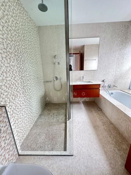 Skyline @ Orchard Boulevard, 23 Angullia Park, Orchard / River Valley, 4 Bedrooms, 2,067 sqft, Condominium For Rent, by Kesang Labattu, 500250071 - Master Bathroom - PropertyGuru.com.sg