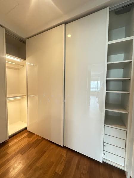 Skyline @ Orchard Boulevard, 23 Angullia Park, Orchard / River Valley, 4 Bedrooms, 2,067 sqft, Condominium For Rent, by Kesang Labattu, 500250071 - Master wardrobe - PropertyGuru.com.sg