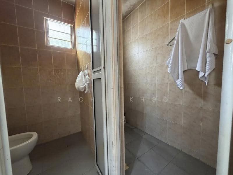 302 Serangoon Avenue 2, 302 Serangoon Avenue 2, Hougang / Punggol / Sengkang, 2 Bedrooms, 742 sqft, HDB Flat For Sale, by Rachel Khoo, 500250072 - Bathroom - PropertyGuru.com.sg