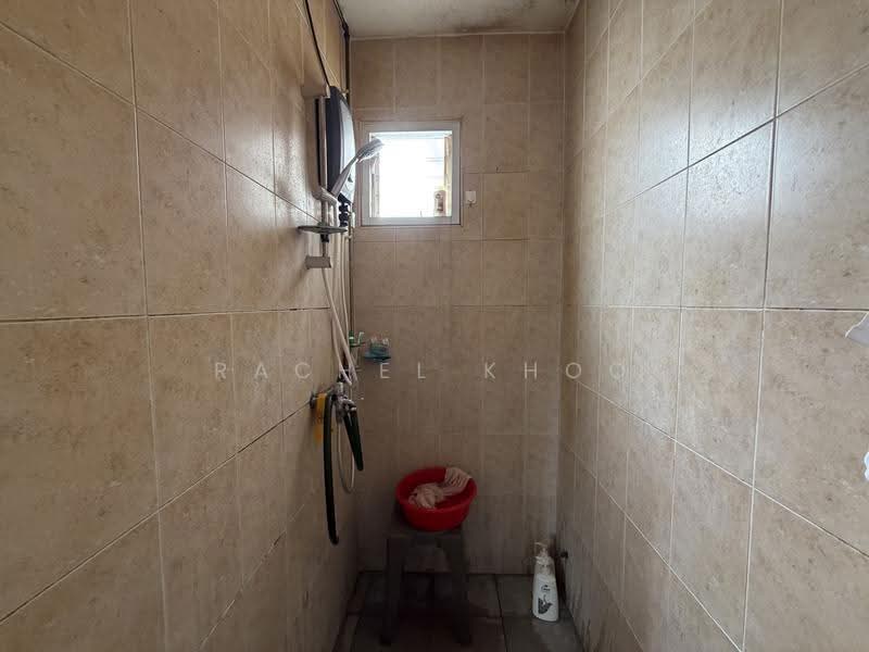 302 Serangoon Avenue 2, 302 Serangoon Avenue 2, Hougang / Punggol / Sengkang, 2 Bedrooms, 742 sqft, HDB Flat For Sale, by Rachel Khoo, 500250072 - Bathroom - PropertyGuru.com.sg