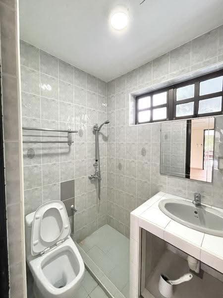 Pasir Ris Beach Park, Pasir Ris Avenue, Pasir Ris / Tampines, Room Rental, 150 sqft, Terraced House For Rent, by Fendy Lee, 500250084 - Bathroom - PropertyGuru.com.sg