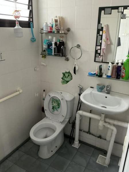 331 Ang Mo Kio Avenue 1, 331 Ang Mo Kio Avenue 1, Ang Mo Kio / Bishan / Thomson, 2 Bedrooms, 886 sqft, HDB Flat For Sale, by Hendra ., 500250086 - Bathroom - PropertyGuru.com.sg
