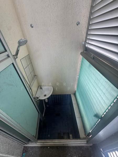 R66 Apartments, 66 Rangoon Road, Farrer Park / Serangoon Rd, 3 Bedrooms, 1,100 sqft, Apartment For Rent, by Parry Tiwari Pradeep, 500250106 - Bathroom - PropertyGuru.com.sg