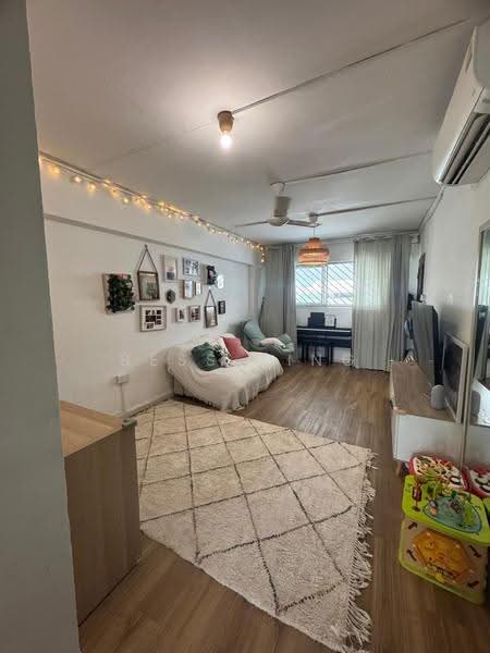 434 Tampines Street 43, 434 Tampines Street 43, Pasir Ris / Tampines, 2 Bedrooms, 797 sqft, HDB Flat For Sale, by Bess Ting, 500250110 - Living Room - PropertyGuru.com.sg