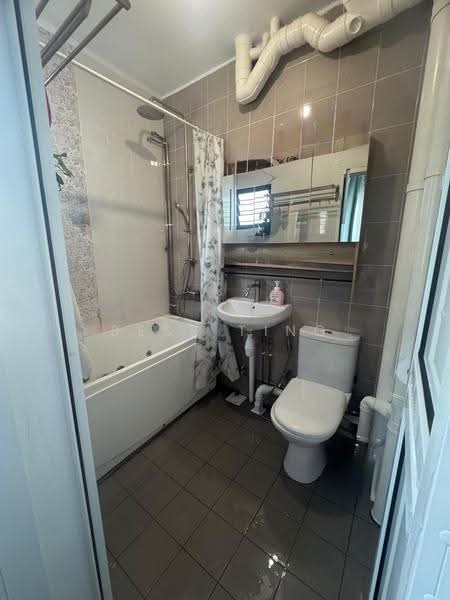 434 Tampines Street 43, 434 Tampines Street 43, Pasir Ris / Tampines, 2 Bedrooms, 797 sqft, HDB Flat For Sale, by Bess Ting, 500250110 - Bathroom - PropertyGuru.com.sg