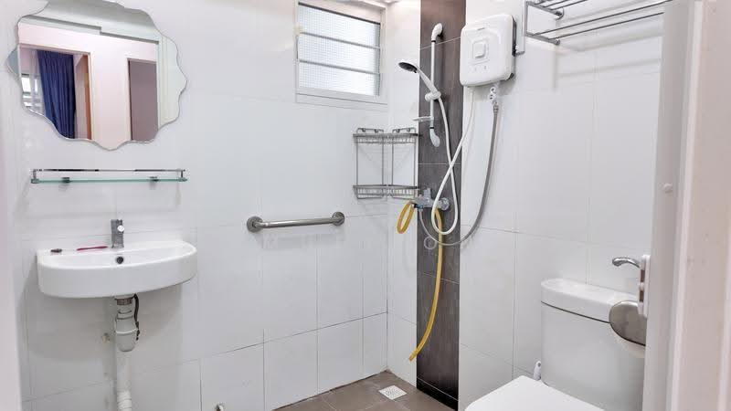 39A Margaret Drive, 39A Margaret Drive, Alexandra / Commonwealth, 3 Bedrooms, 947 sqft, HDB Flat For Sale, by Samuel Ong, 500250192 - Common Bathroom - PropertyGuru.com.sg
