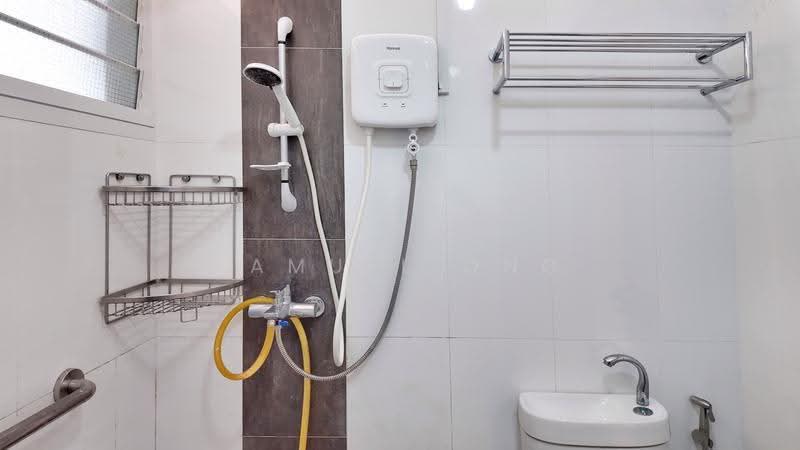 39A Margaret Drive, 39A Margaret Drive, Alexandra / Commonwealth, 3 Bedrooms, 947 sqft, HDB Flat For Sale, by Samuel Ong, 500250192 - Common Bathroom - PropertyGuru.com.sg