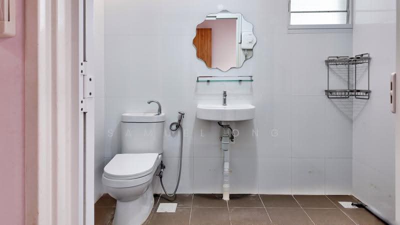 39A Margaret Drive, 39A Margaret Drive, Alexandra / Commonwealth, 3 Bedrooms, 947 sqft, HDB Flat For Sale, by Samuel Ong, 500250192 - Master Bathroom - PropertyGuru.com.sg