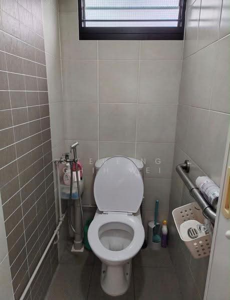 264 Waterloo Street, 264 Waterloo Street, Beach Road / Bugis / Rochor, 2 Bedrooms, 700 sqft, HDB Flat For Rent, by Steve Ng Chih Wei, 500250197 - Bathroom - PropertyGuru.com.sg