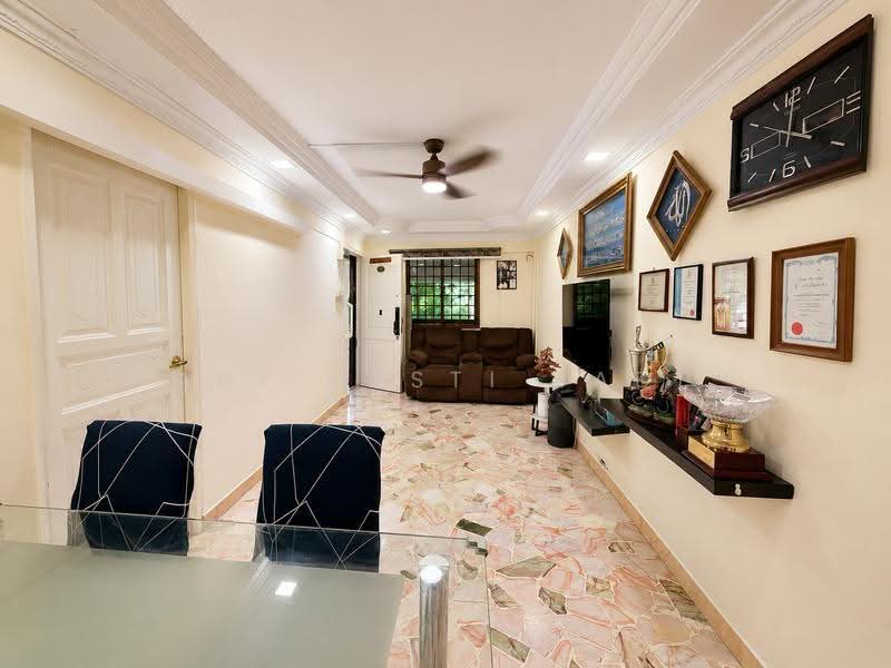 245 Jurong East Street 24, 245 Jurong East Street 24, Boon Lay / Jurong / Tuas, 2 Bedrooms, 721 sqft, HDB Flat For Sale, by Adi Mesti Jadi, 500250250 - Living Room - PropertyGuru.com.sg