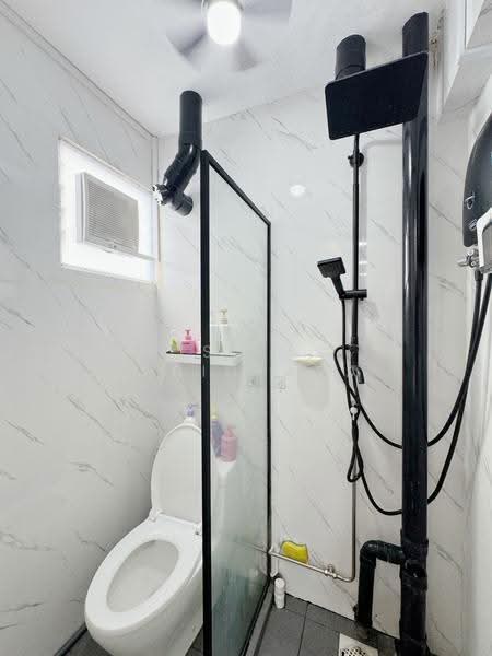 124 Bedok North Road, 124 Bedok North Road, Bedok / Upper East Coast, 3 Bedrooms, 990 sqft, HDB Flat For Sale, by Risdian Isbintara, 500250266 - Bathroom - PropertyGuru.com.sg