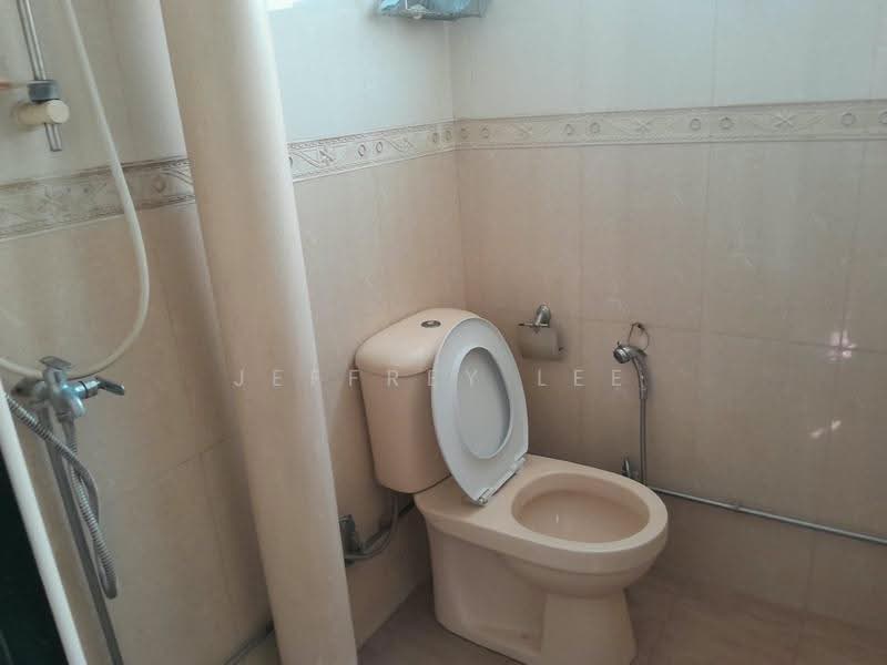 707 Clementi West Street 2, 707 Clementi West Street 2, Buona Vista / West Coast / Clementi New Town, Room Rental, 150 sqft, HDB Flat For Rent, by Jeffrey Lee, 500250282 - Bathroom - PropertyGuru.com.sg