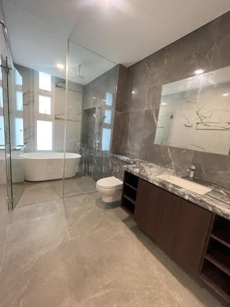 Serangoon Garden Estate, Bridport Ave, Hougang / Punggol / Sengkang, 4 Bedrooms, 4,500 sqft, Semi-Detached House For Rent, by Sherina Ng, 500250290 - Bathroom - PropertyGuru.com.sg