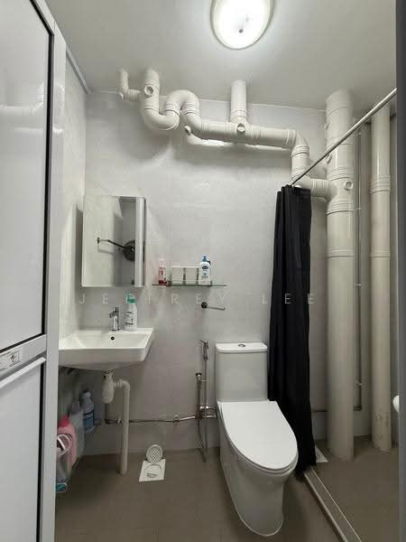 257 Serangoon Central Drive, 257 Serangoon Central Drive, Hougang / Punggol / Sengkang, 3 Bedrooms, 1,230 sqft, HDB Flat For Rent, by Jeffrey Lee, 500250330 - Bathroom - PropertyGuru.com.sg