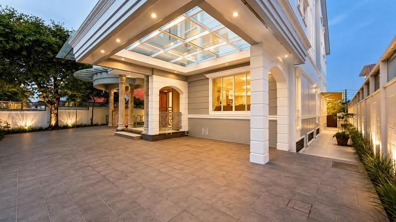 Extensive Variety Of Landed-Bungalows, Siglap, East Coast / Marine Parade, 5 Bedrooms, 15,000 sqft, Bungalow House For Rent, by CHEN ., 500250348 - Exterior - PropertyGuru.com.sg