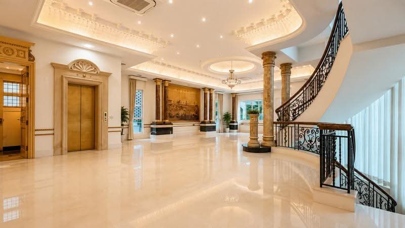 Extensive Variety Of Landed-Bungalows, Siglap, East Coast / Marine Parade, 5 Bedrooms, 15,000 sqft, Bungalow House For Rent, by CHEN ., 500250348 - Lobby - PropertyGuru.com.sg