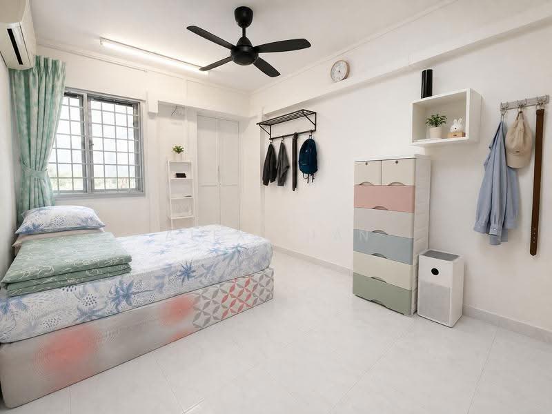 807 Yishun Ring Road, 807 Yishun Ring Road, Sembawang / Yishun, 2 Bedrooms, 689 sqft, HDB Flat For Sale, by Alex Zhan, 500250357 - Master Bedroom - PropertyGuru.com.sg