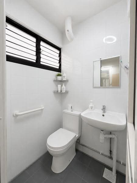 807 Yishun Ring Road, 807 Yishun Ring Road, Sembawang / Yishun, 2 Bedrooms, 689 sqft, HDB Flat For Sale, by Alex Zhan, 500250357 - Bathroom - PropertyGuru.com.sg