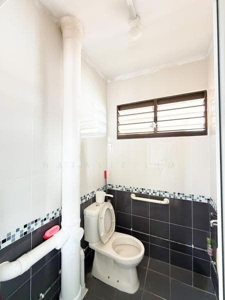 619 Bedok Reservoir Road, 619 Bedok Reservoir Road, Bedok / Upper East Coast, 2 Bedrooms, 882 sqft, HDB Flat For Sale, by Natalie Lim, 500250406 - Bathroom - PropertyGuru.com.sg