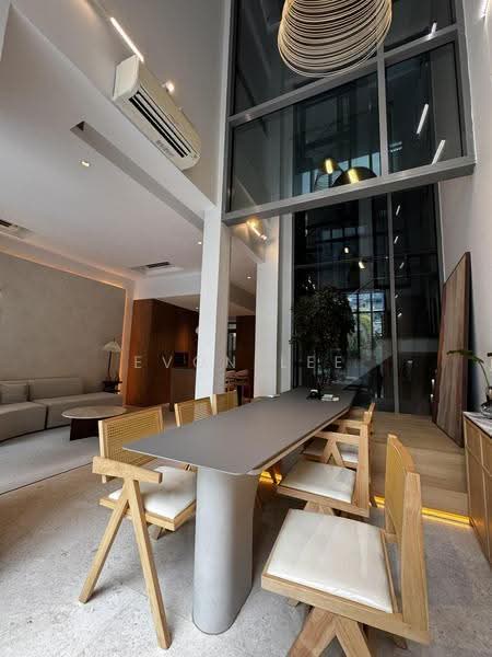 Big Discount! Beautiful Townhouse Near Reservoir, Sembawang / Yishun, 5 Bedrooms, 4,672 sqft, Cluster House For Sale, by Evon Lee, 500250425 - Living Room - PropertyGuru.com.sg