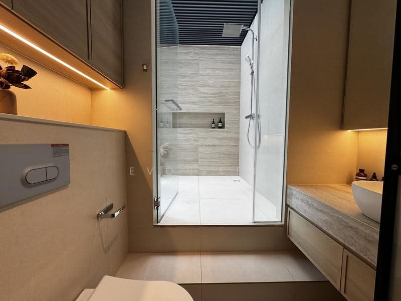 Big Discount! Beautiful Townhouse Near Reservoir, Sembawang / Yishun, 5 Bedrooms, 4,672 sqft, Cluster House For Sale, by Evon Lee, 500250425 - Bathroom - PropertyGuru.com.sg
