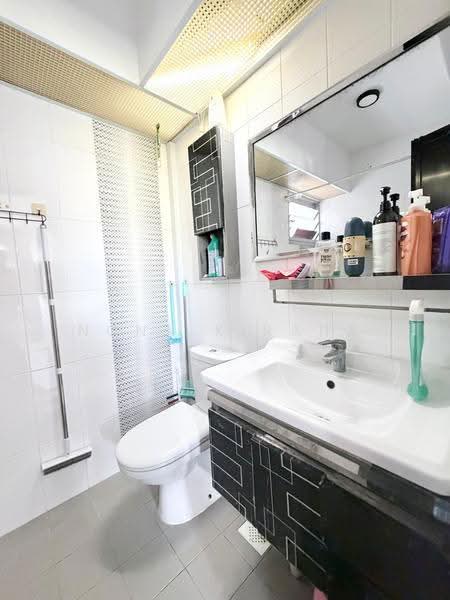 166A Yung Kuang Court, 166A Yung Kuang Road, Boon Lay / Jurong / Tuas, 3 Bedrooms, 1,001 sqft, HDB Flat For Sale, by Nona Kirana, 500250426 - Bathroom - PropertyGuru.com.sg