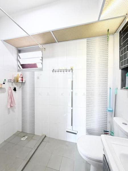 166A Yung Kuang Court, 166A Yung Kuang Road, Boon Lay / Jurong / Tuas, 3 Bedrooms, 1,001 sqft, HDB Flat For Sale, by Nona Kirana, 500250426 - Bathroom - PropertyGuru.com.sg